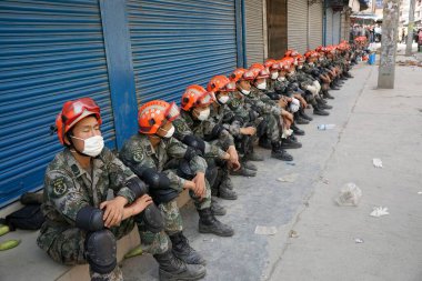 Çinli kurtarma personeli mola aldı, deprem, nepal, asya 