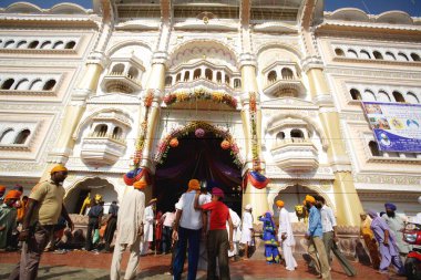 Guru Granth Sahib 'in kutsanmasının 300. yılı. Nanded, Maharashtra, Hindistan' daki Sachkhand Saheb Gurudwara 'nın ana kapısı. 
