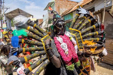 Hindu Tanrıça Kali elbiseli kadın, Thoothukudi, Tamil Nadu, Hindistan