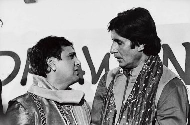 Güney Asyalı Bollywood aktörleri Govinda ve Amitabh Bachchan Chhote Miyan Miyan Miyan 