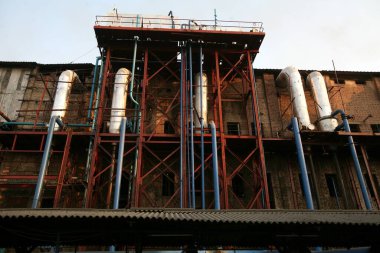 Sangli, Maharashtra, Hindistan 'daki şeker fabrikasında çeşitli borular var. 