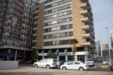 Sokak sahnesi ve modern yüksek binalar arka plan, Abu, Dhabi, BAE 