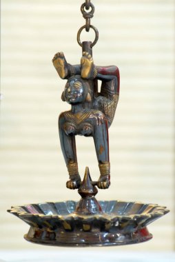 Kadın akrobat heykeli, Hindistan 'daki miras lambası için baş aşağı poz vererek dengeyi sağlıyor. 
