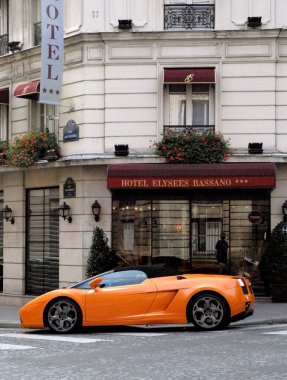 Lamborghini Caddeye park etti, gündüz manzarası, Fransa