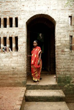 Ayakta duran kadın, Bhubaneswar, Orissa, Hindistan 