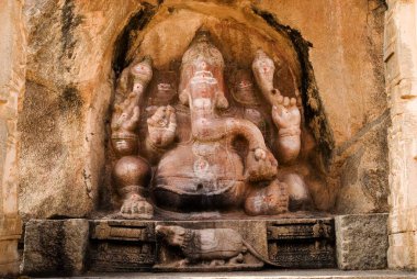 16. yüzyılda Veerabhadra tapınağında Ganesha; Lepakshi; Andhra Pradesh; Hindistan