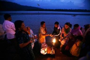 Dindarlar Uttaranchal, Hindistan 'daki Rishikesh nehri kıyısında Ganga Nehri' nin kutsal akşam namazını kılıyor. 