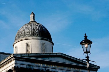 Londra, İngiltere 'de bir binanın kubbesi. 
