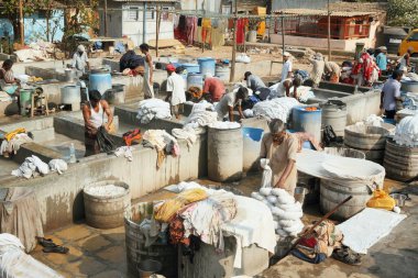 Aşağı Parel, Bombay 'daki Dhobighat' ta çamaşır yıkıyorum. Şimdi Mumbai, Maharashtra, Hindistan. 