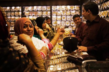 Kadınlar mücevher, dhaka, bangladeş satın alıyor. 