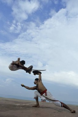 Kumsalda Kılıç Dövüşen İki Hintli Adam 