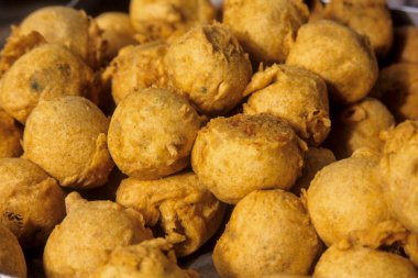 Atıştırmalıklar, Patato Vada karanlık arka planda, yakın plan.