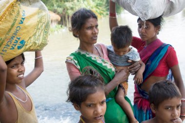 2008 yılında büyük oranda yoksulluk sınırının altında acı çeken Kosi nehri seli Purniya ilçesinde, Bihar 'da, Hindistan' da,