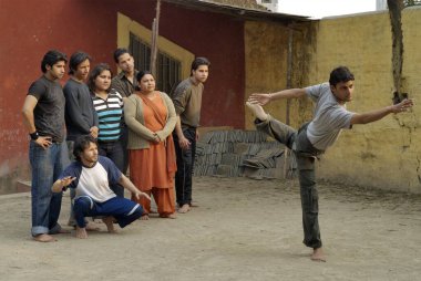 Öğrenciler Tai Chi Sınıfı, Dehradun, Uttaranchal, Hindistan 'da nefes egzersizleri yapıyorlar. 
