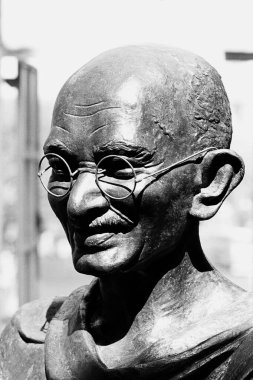 Mahatma Gandi bronz heykeli Mumbai Maharashtra Hindistan 1983 