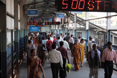 Yerel tren istasyonu köprüsü, banliyö, mumbai, maharashtra, Hindistan, Asya 