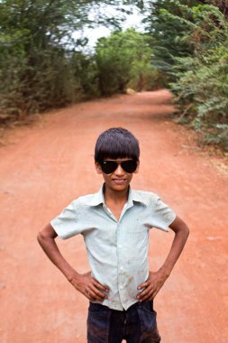 Çocuk yolda duruyor, Karnataka, Hindistan, Asya  