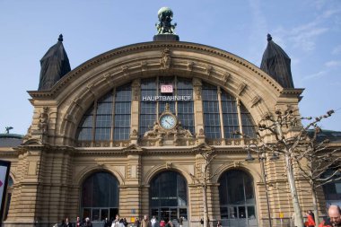 Mimari, saat DB Hauptbahnhof ana tren istasyonu, Frankfurt, Almanya, Avrupa 