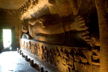 Parinirvana Buda 'nın büyük ölüm heykeli Ajanta mağaraları Aurangabad Maharashtra, Hindistan