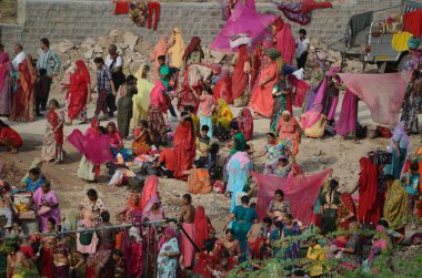 Gölette, Jodhpur 'da, Rajasthan' da, Hindistan 'da, Asya' da kutsal banyo yapan kadınlar. 
