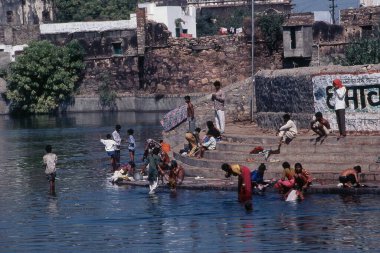 Banyo yapmak, Chambal Nehri 'nin ghatlarında yıkanmak, Kota, Rajasthan, Hindistan, Asya 