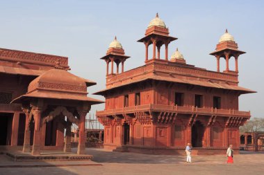 Astrologlar Fatehpur Sikri 'nin 16. yüzyılın ikinci yarısında Mughal İmparatorluğu' nun başkenti Agra, Uttar Pradesh, Hindistan UNESCO Dünya Mirasları Alanından yapılmış kırmızı kumtaşından inşa edilen koltuğu. 