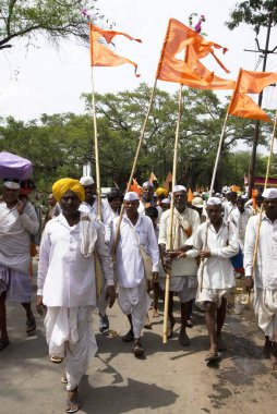 Köylülerden oluşan bir grup, Hindistan, Maharashtra 'daki Alandi' den Pandharpur 'a doğru kutsal yolculukta. 