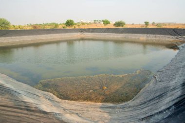 Plastik çarşaflı havuz, Pune, Maharashtra, Hindistan, Asya 