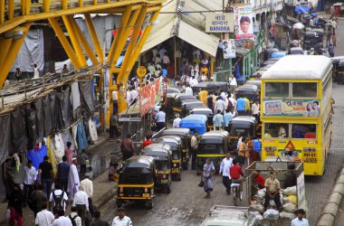 Behram Naupada, Anant Kanekar Marg, Bandra, Bombay Mumbai, Maharashtra, Hindistan 'da kalabalık ve trafik  
