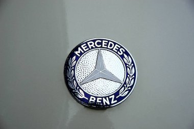 Otomobiller, Mercedes Benz 'in klasik araba amblemi.