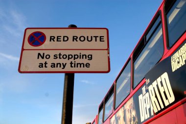 Hiçbir zaman durmayan kırmızı otobüs tabelası, Londra, İngiltere İngiltere 