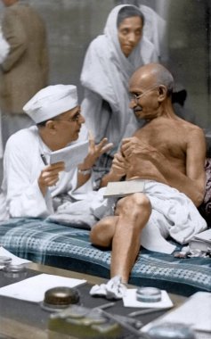 Mahatma Gandhi ve Mahadev Desai 8 Ağustos 1942 'de Hindistan, Asya' daki Kongre Komitesi toplantısında. 