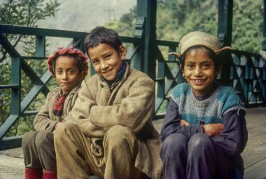 Çocuklar gülümsüyor Sangla vadisi himachal pradesh, Hindistan, Asya