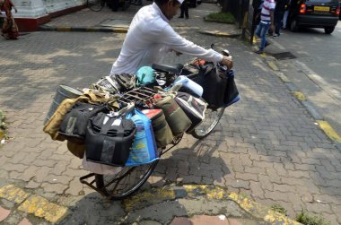 Dabbawala bisiklet üzerinde beslenme çantası taşıyor Mumbai Maharashtra Hindistan 