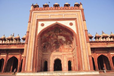 Fatehpur Sikri 'deki Jami Mescidi' nin ana giriş kemeri 16. yüzyılın ikinci yarısında yapılmış kırmızı kumtaşından, Babür İmparatorluğu 'nun başkenti Agra, Uttar Pradesh, Hindistan UNESCO Dünya Mirası 