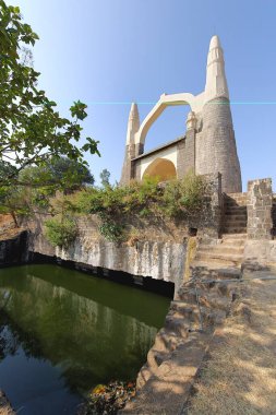 Shivneri kalesindeki Kamani Camii, Taluka Junnar, Pune bölgesi, Maharashtra, Hindistan 