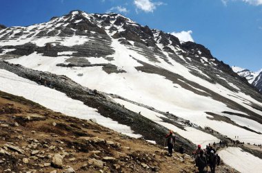 Pilgrim mahagunas ganesh top, amarnath yatra, Jammu Kashmir, Hindistan, Asya 'ya geçer.