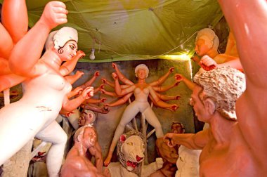 Tanrıça Durga 'nın görüntü yapımı Kumartuli' nin Kil Modelleri Sanatçı Köyü Kalküta; Batı Bengal; Hindistan