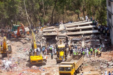 Şanslı bina çökmesi, vinç enkazı temizleme, Mumbra, Bombay, Mumbai, Maharashtra, Hindistan 