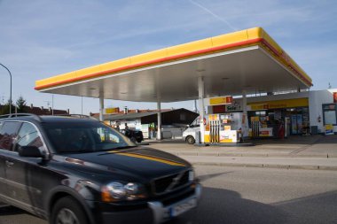 Siyah araba benzin pompası, Küçük Alman kasabası, Wolfratshausen, Almanya, Avrupa 