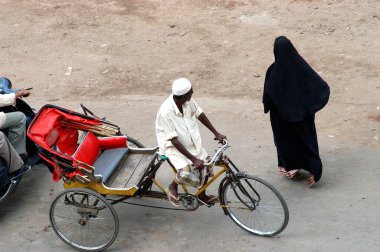 Hyderabad 'ın eski bir şehrinde bisikletli çekçek sürücüsü, Charminar Hyderabad, Andhra Pradesh, Hindistan 