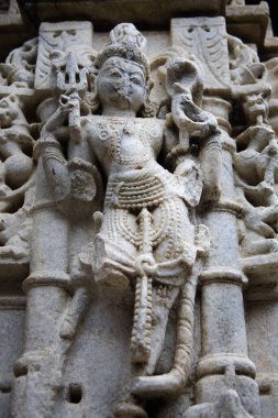 Adinath Jain Tapınağı, Dilwara Köyü, Udaipur, Rajasthan, Hindistan 'daki 2000 yıllık Hindu tanrısı Shiva heykeli.