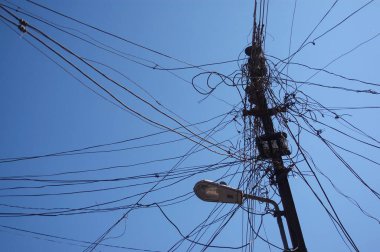 Elektrik direği, sokak lambası, kamuoyu yoklamasındaki karmaşık kablolar, Elektrik Caddesi Işık Anketi, Endüstri, Elektrik Sanayiinden elektrik bağlantıları