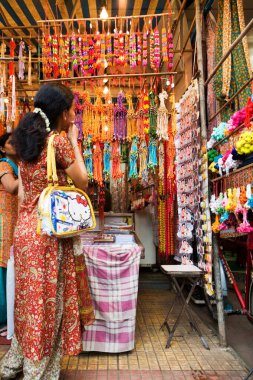 Raksha Bandhan festivalinde rakhi seçen kadın Bombay Mumbai, Maharashtra, Hindistan