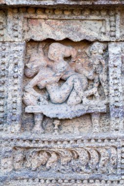 Konarak 'taki Dünya Mirası Tapınağı kompleksindeki Kamasutra' dan türetilmiş erotik heykel çifti; Orissa; Hindistan