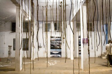 Güzel Sanatlar Fakültesi, Baroda, Gujarat, Hindistan 'daki Beyaz Duvar Sanat Kurulumunun yanında asılı halat 