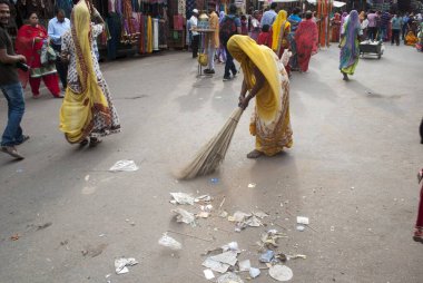 Süpürge temizleme yolu, itme, Rajasthan, Hindistan, Asya