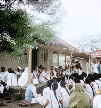 Mahatma Gandhi ve Kasturba Gandhi 1940 'da Wardha, Hindistan, Asya' da kızlarla konuştular.