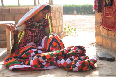 Hiralaxmi Anıt Parkı, Bhujodi, Bhuj, Kutch, Gujarat, Hindistan 'da satılık dikiş diken kadın.  