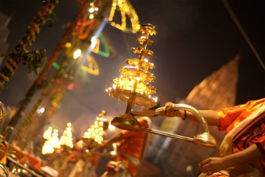 Genç rahip Ganga Pooja 'yı Dasasaswamedh ghat' ta sahneleyecek kutsal Ganga nehrinin kıyısında, Varanasi, Uttar Pradesh, Hindistan 